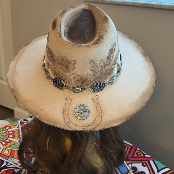 Buck Horn and  Horseshoe Burnt Rancher with Unique Concho and Concho Band. - Picture 11 of 12